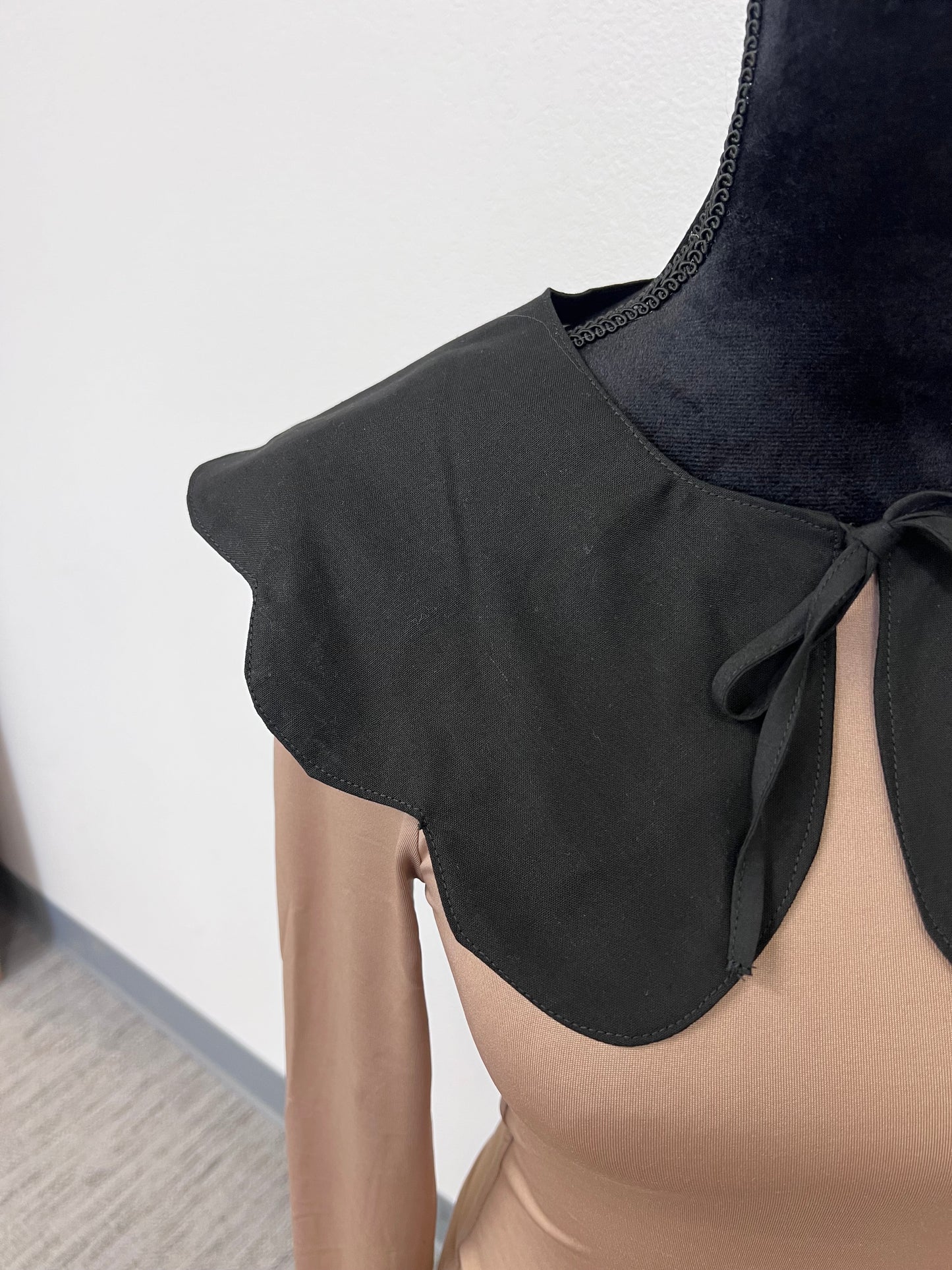 Scalloped Edge Detachable Collar