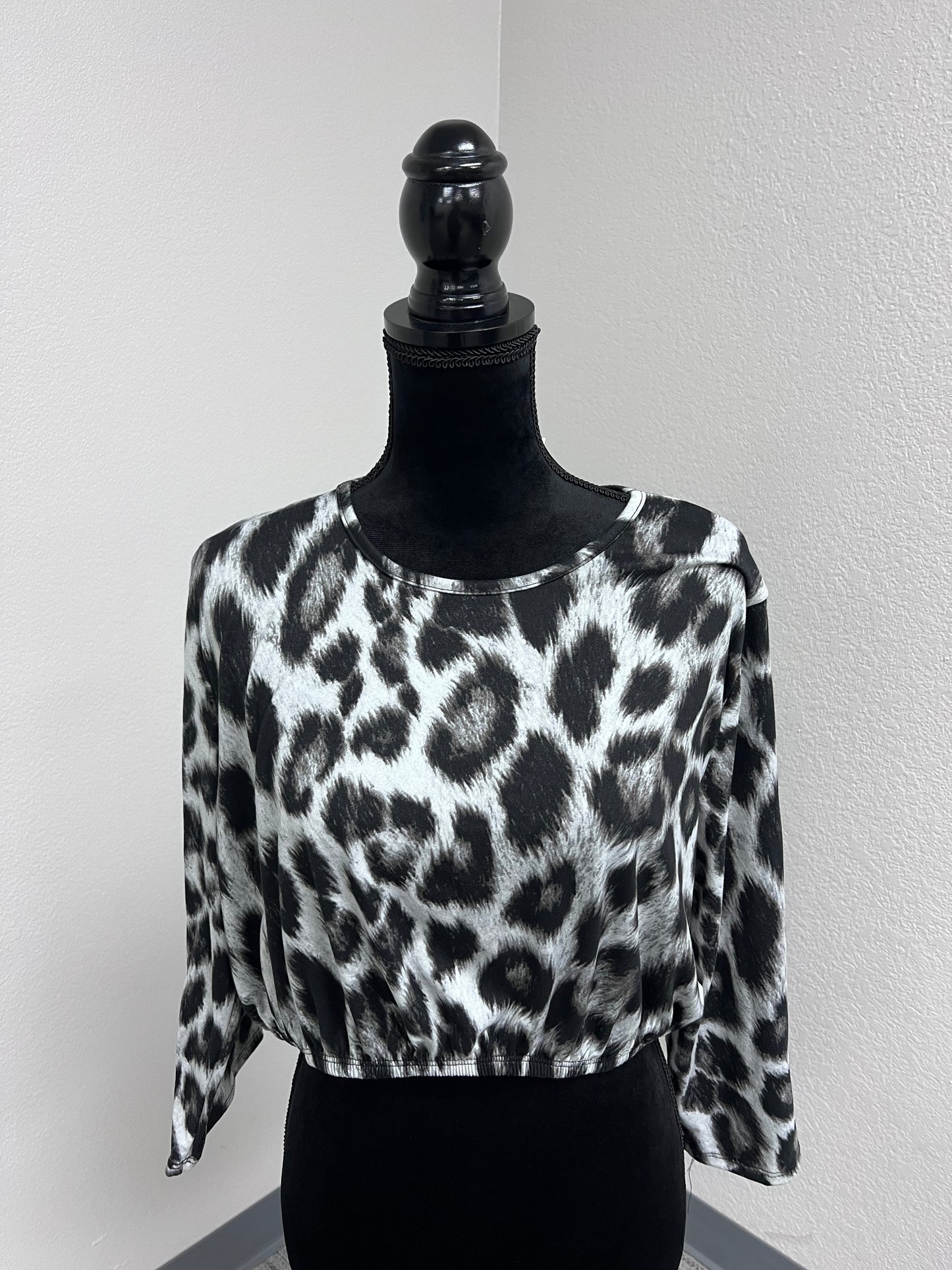 Plus Size Cropped Layering Shirt-Leopard print