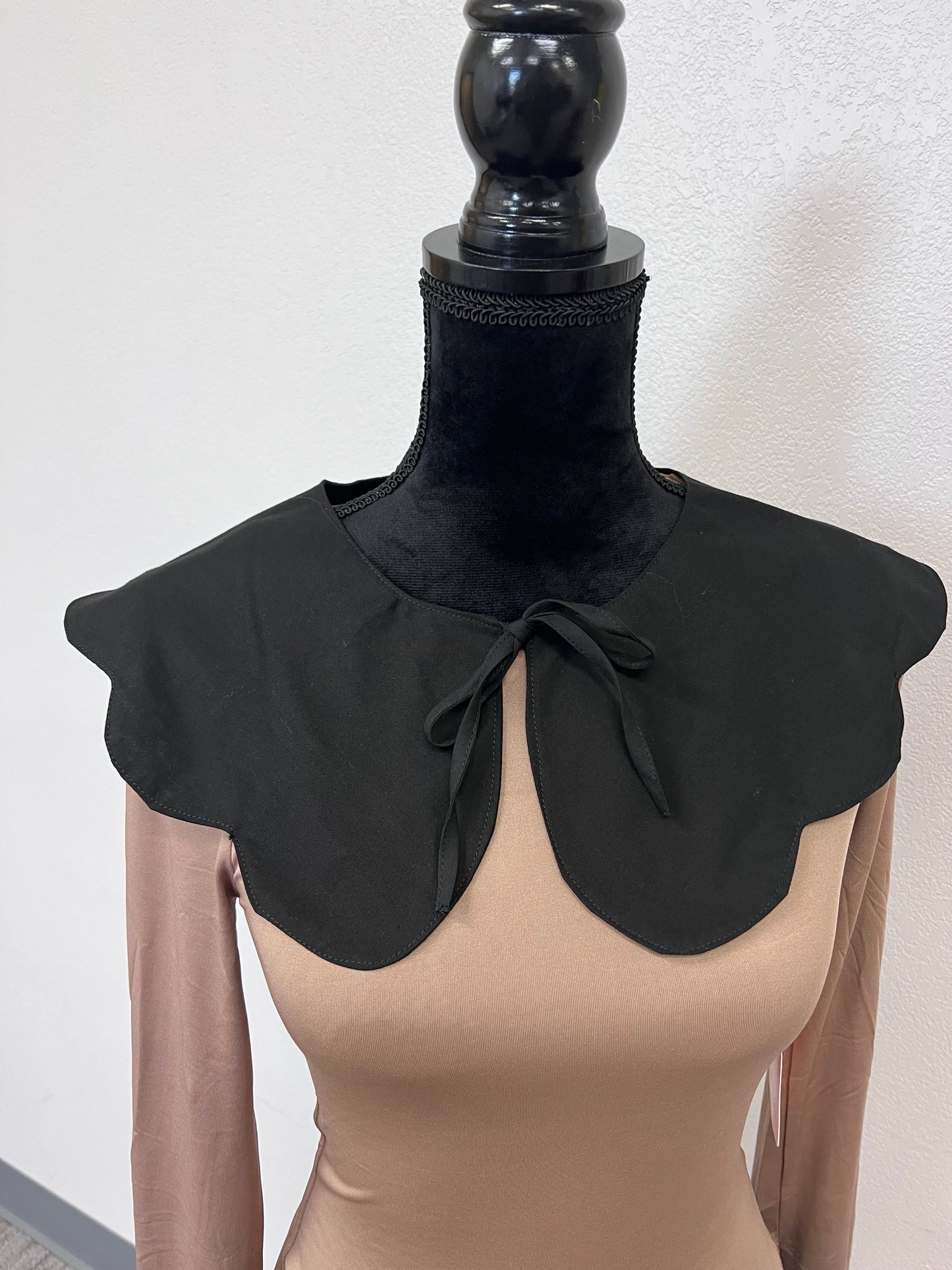 Scalloped Edge Detachable Collar